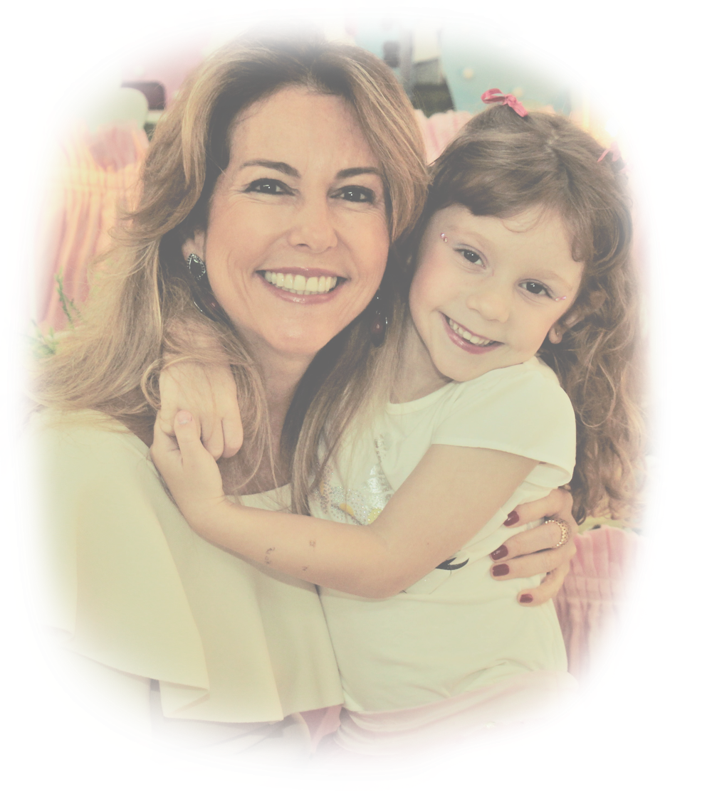 Mãe independente abraçando a filha sorrindo